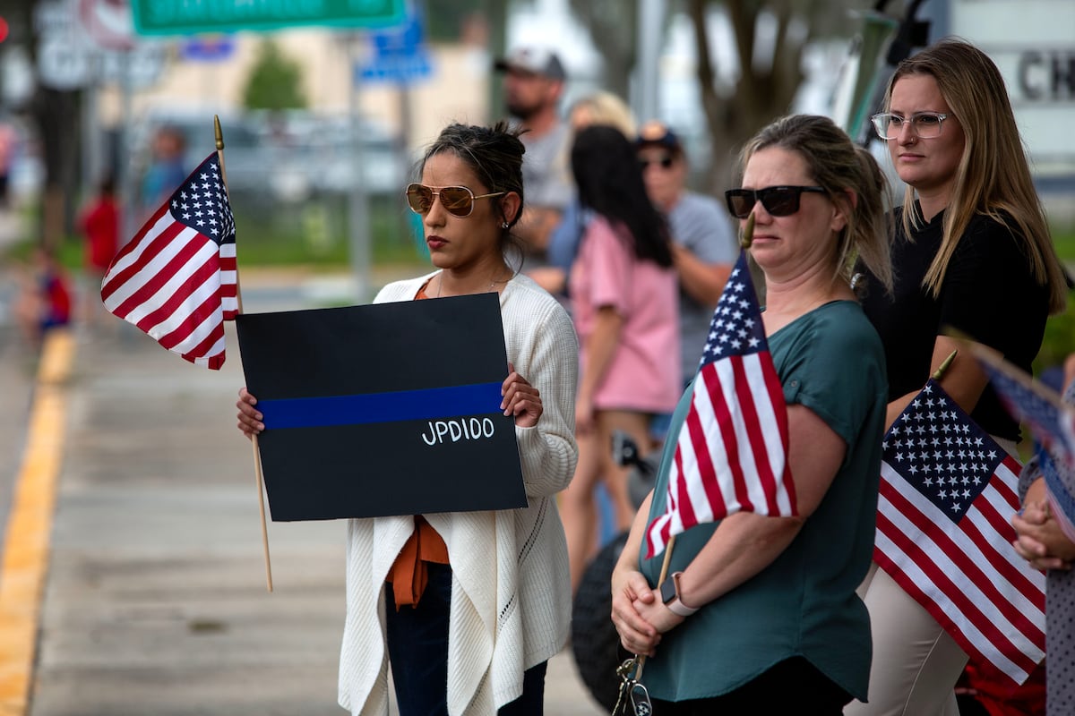Fallen Chief Residents line the streets of Jasper, welcome home fallen police chief